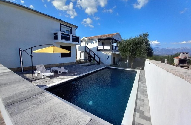 Apartment with a pool mountainview near the sea!