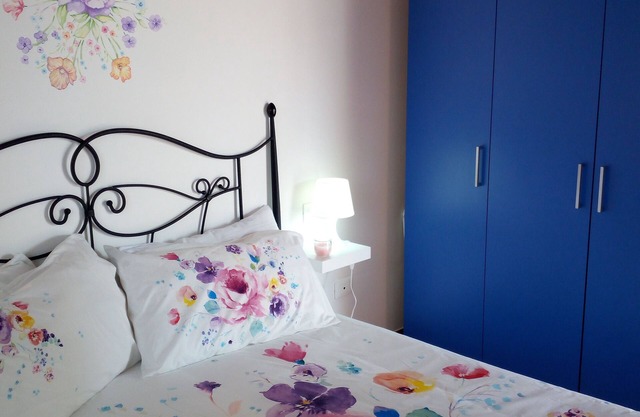 Apartamento con piscina comunitaria, jardín y terraza con vistas a las colinas