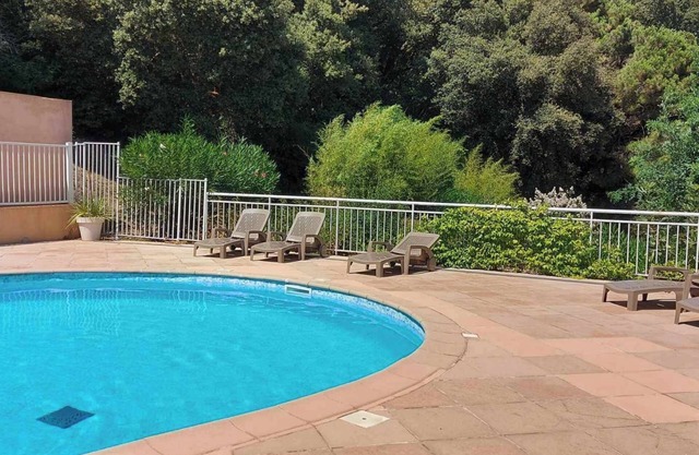 Apartment with swimming pool near St Tropez
