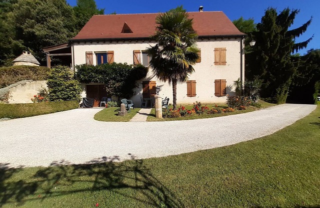Apartamento con piscina de entrada privada en SARLAT clasificado 1 estrella