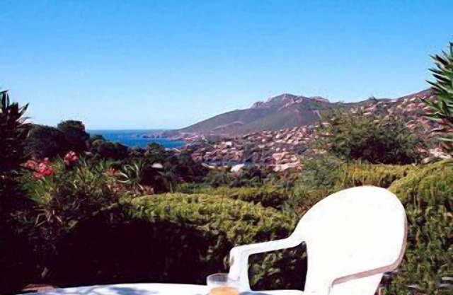 Apartamento con piscina compartida y vistas impresionantes a la montaña y al mar.