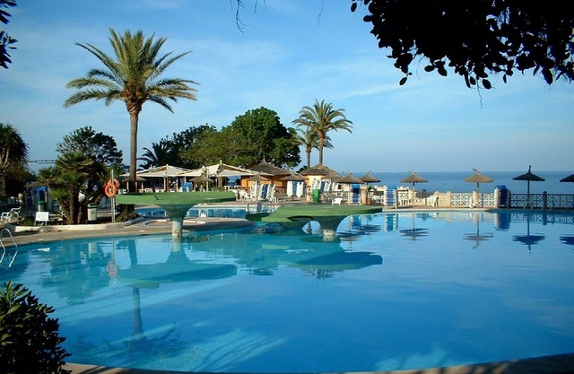 Apartamento con jardín con vistas al mar.