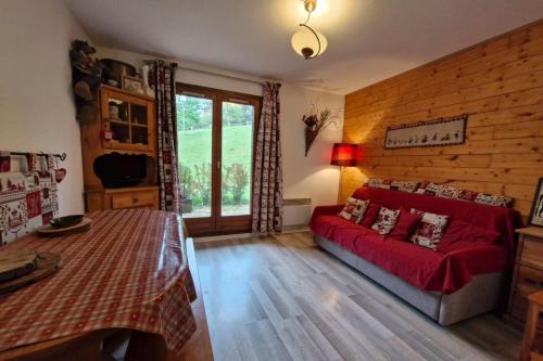 Apartment with garden in Demi-Quartier