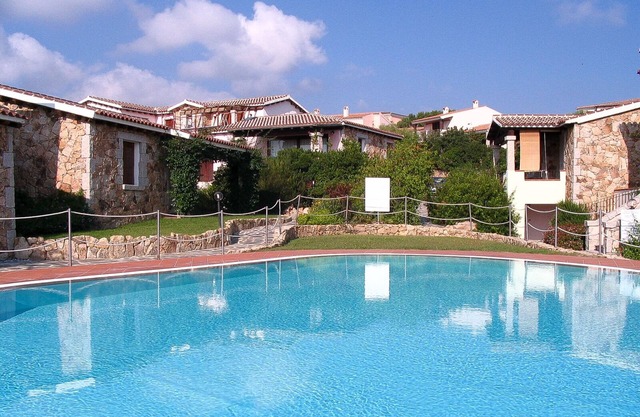 Apartamento con jardín y wi-fi en residencia con piscina.