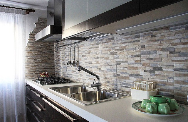 Apartamento con jardín frente a la laguna y el amarradero.