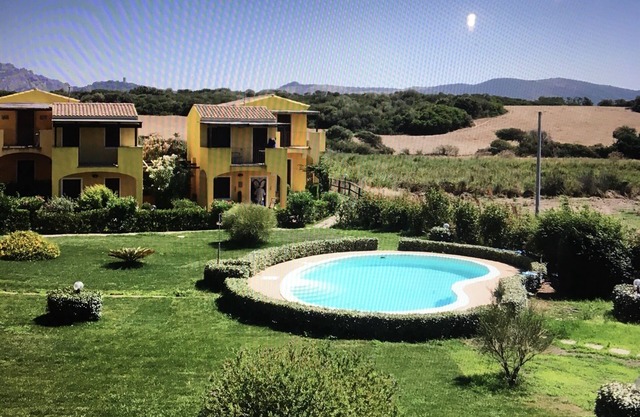 Apartamento con jardín en residencia con piscina