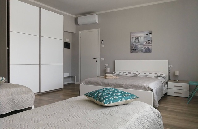 APARTAMENTO CON BALCÓN Y JARDÍN PRIVADO EN UNA VILLA DE DOS FAMILIAS