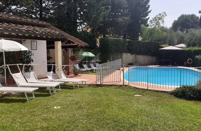 APARTMENT WITH LARGE PRIVATE GARDEN IN FRONT...IDEAL FOR RELAXING