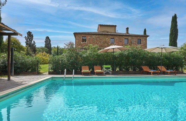Apartamento con una hermosa terraza cubierta frente a la piscina.