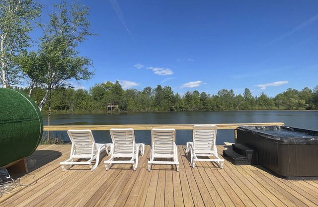 Apartment with lake-view hot tubs and saunas