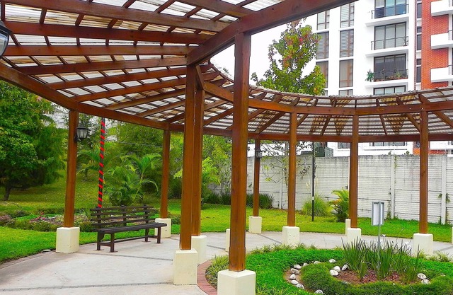Apartamento con naturaleza y ciudad.