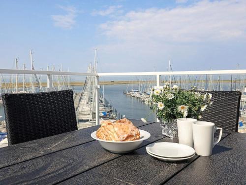 Apartment with Panoramic Marina Views