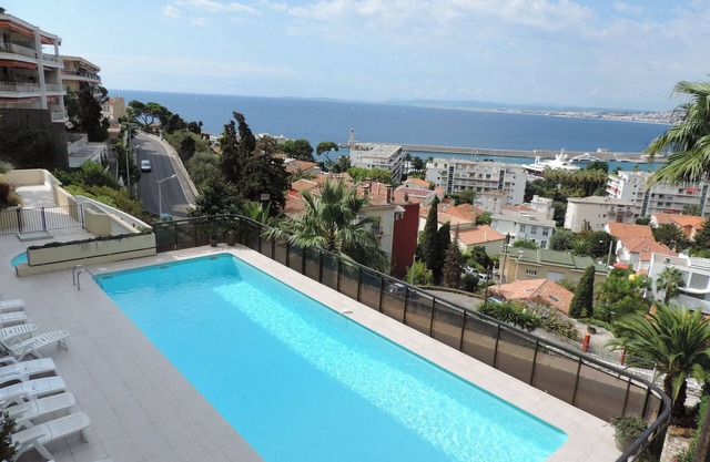 Apartamento con vistas panorámicas al mar, piscina comunitaria