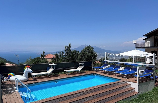 Apartamento con piscina y vista impresionante al Golfo di Napoli
