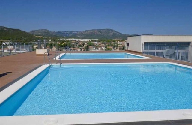 Apartamento con piscina y vistas al mar. Playa a 900m