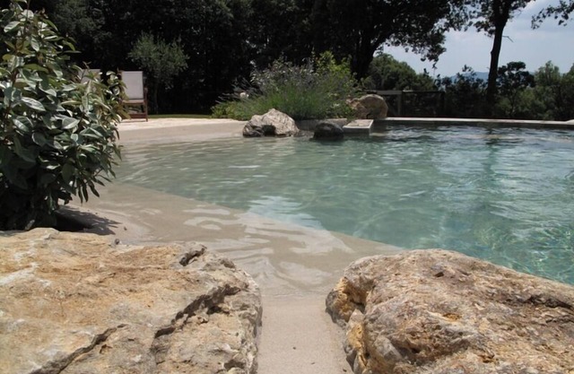 Apartamento con una pequeña terraza en la aldea antigua con piscina cerca de San Gimignano