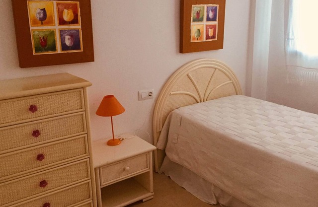 APARTAMENTO CON PISCINA SALINIZADA A 100 M DEL MAR.