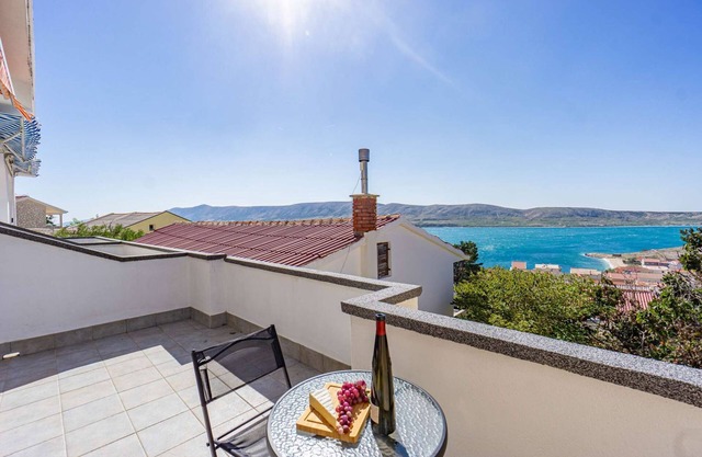 Apartment with sea view and pool