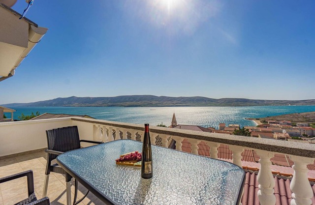 Apartment with sea view and pool