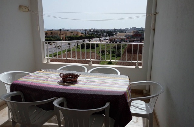 Apartamento con piscina y vistas al mar.