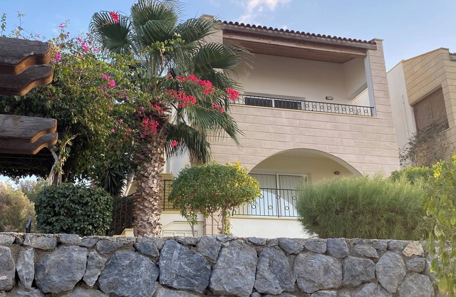 Apartamento con piscina compartida y vistas al mar