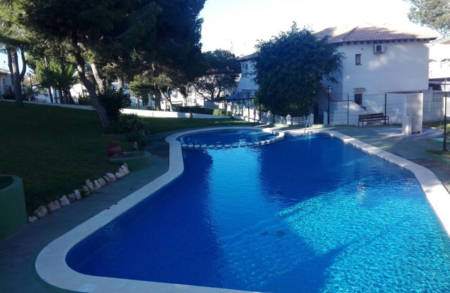 APARTAMENTO CON PISCINA URB. LAGO JARDIN II TORREVIEJA.