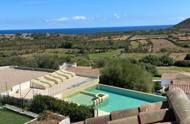 Apartamento con piscina y vistas al mar