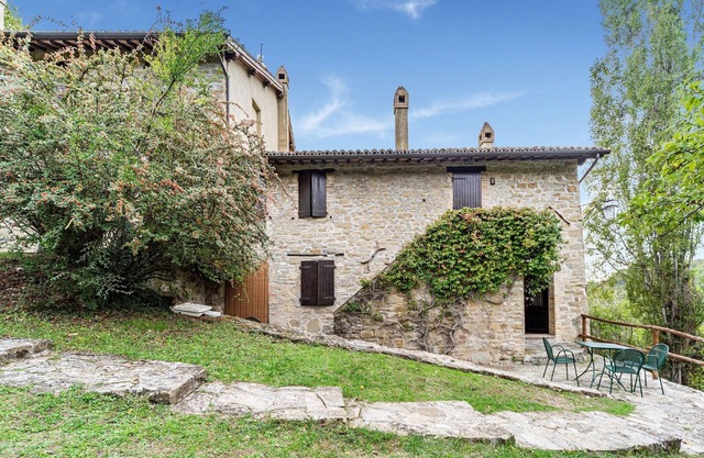 Apartamento con piscina cerca del bosque.