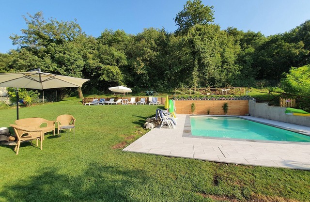 Apartamento con piscina y jardín