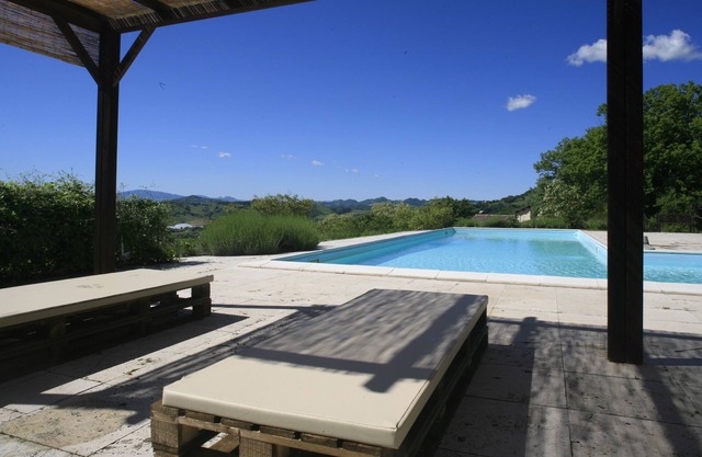 Apartamento con piscina, cerca de descuento Urbino / Gubbio / Mare en diciembre