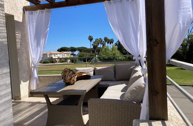 Apartment with terrace and direct access to pool & beach