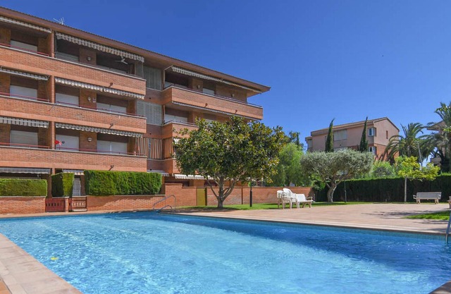 Apartamento con terraza y piscina comunitaria