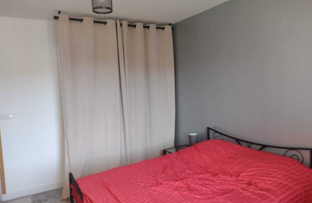 Apartment with terrace and access to private pool near Lake Paladru