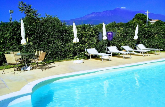 Apartamento con terraza y jardín privado con vistas al Etna, piscina.