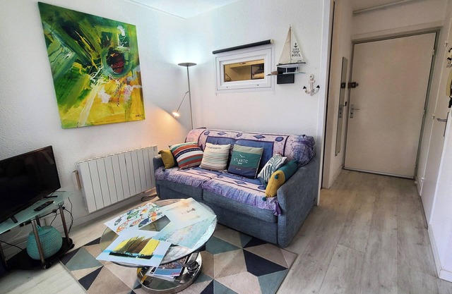 Apartment with terrace near the sea
