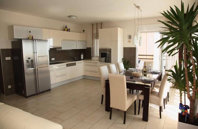 Apartamento con terraza y baסera.