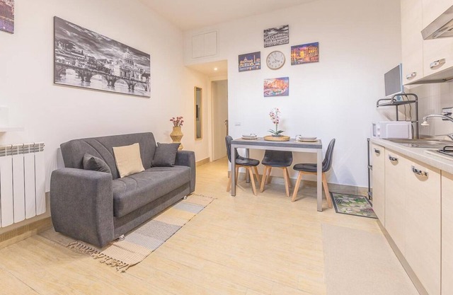 Apartment with terrace 'Le Rondini' just 15 minutes from San Giovanni."