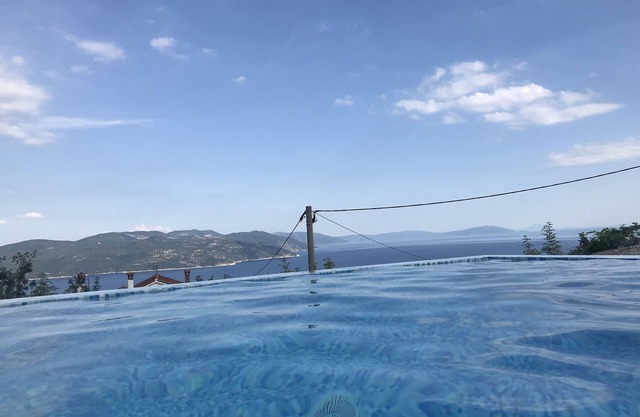 A estrenar, con piscina infinita.