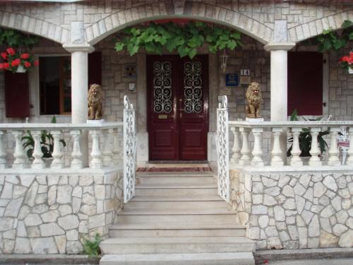 Apartments and Rooms Deskovic