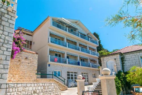 Apartments by the sea Brist, Makarska - 15714