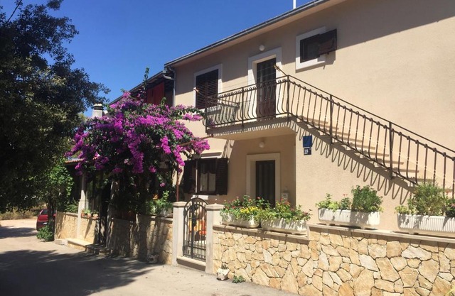 Apartments by the sea Mirca, Brac - 2886