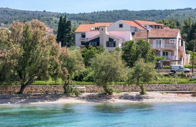 Apartments by the sea Mirca, Brac - 732
