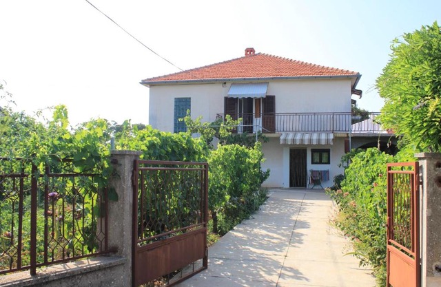 Apartments by the sea Ugljan - 8264