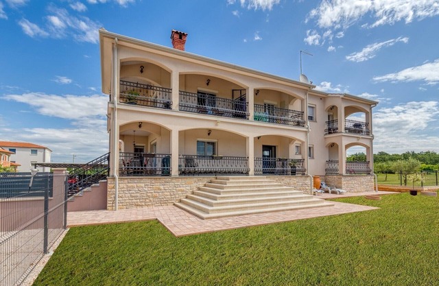 Apartments Covic / Three-Bedroom Apartment Black A6