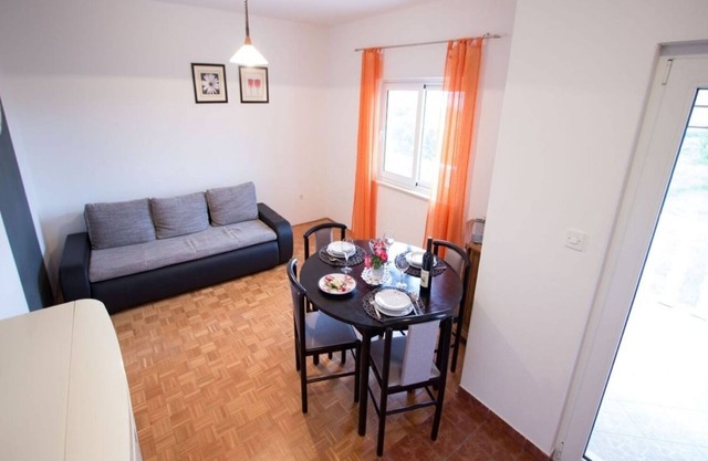 Apartments Miljenko (103171-A1) - Dobropoljana