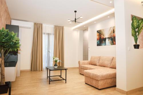 Apartments N & S - Private Parking & 1 minute to the Beach