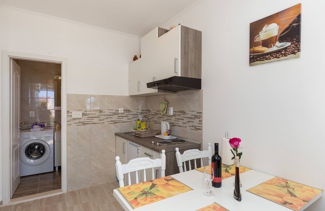 Apartamentos Olive - Apartamento de un dormitorio con terraza y vistas parciales al mar - Popolica 50