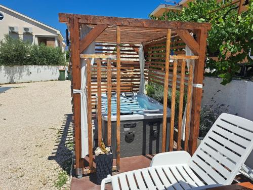 Apartments Vlatka with Jacuzzi