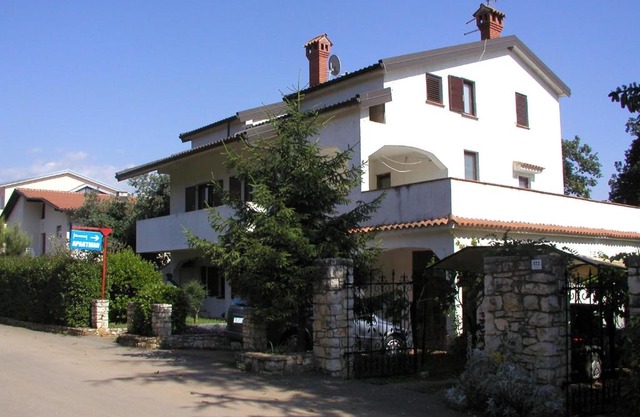 Apartments with parking space Karigador, Novigrad - 2534