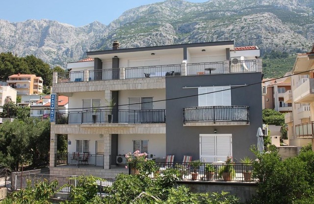 Apartments with parking space Makarska - 21911
